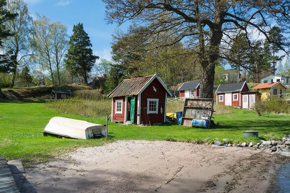 Bastun ligger precis vid strandkanten