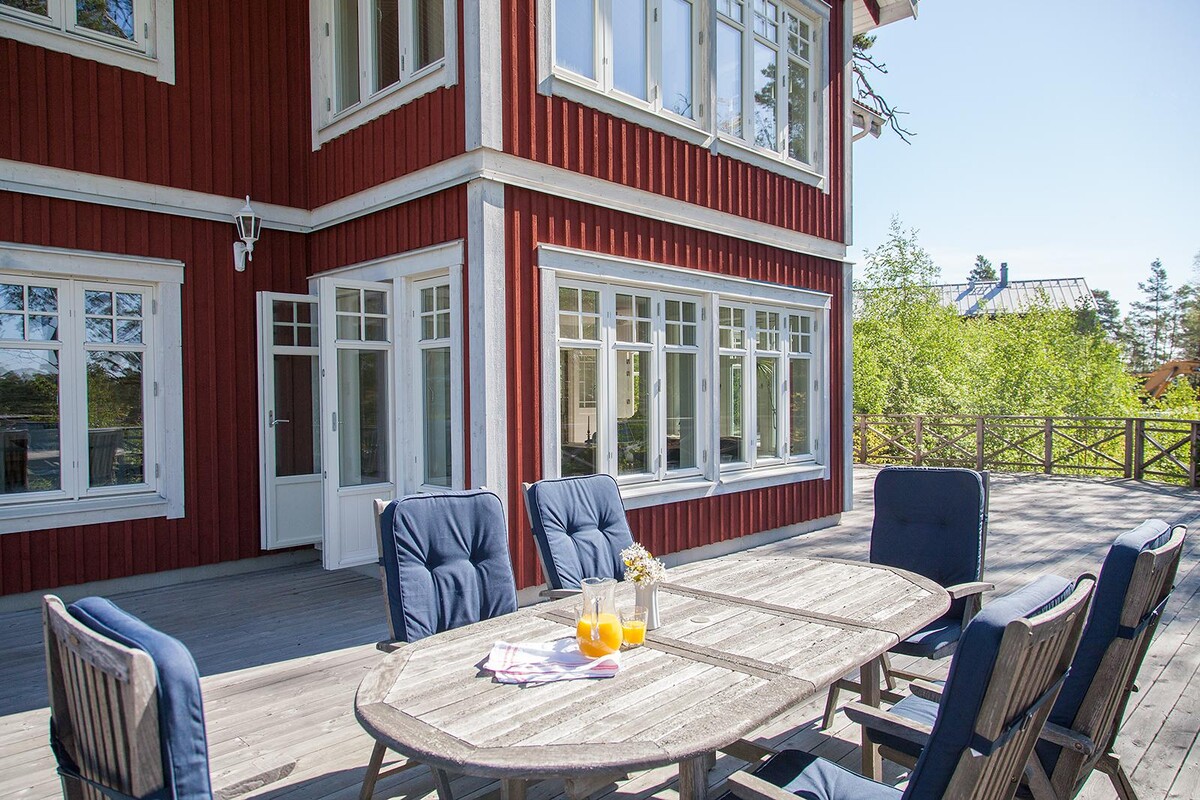 På altanen finns det plats för många aktiviteter och fikastunder