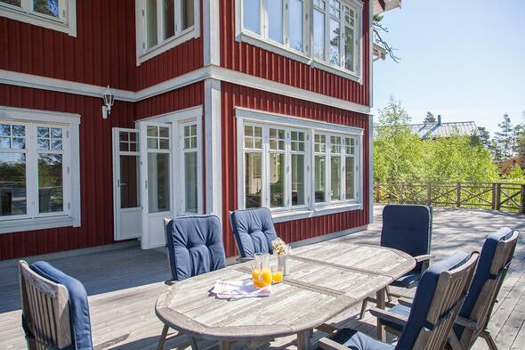 På altanen finns det plats för många aktiviteter och fikastunder