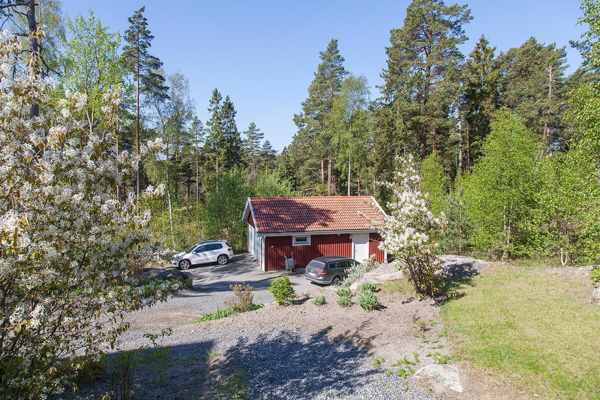 Stenlagda gångar ner mot garaget