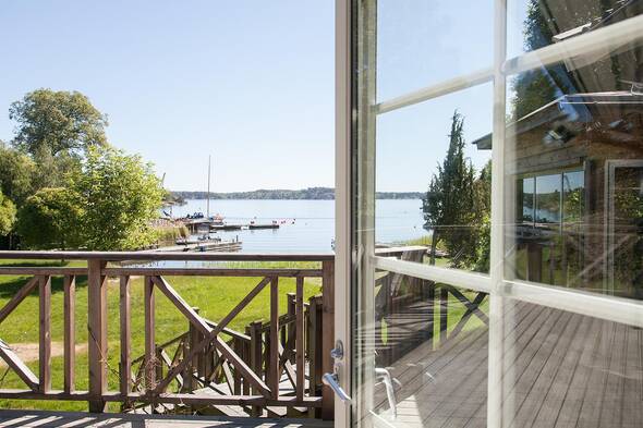 Stor altan mot sjösidan