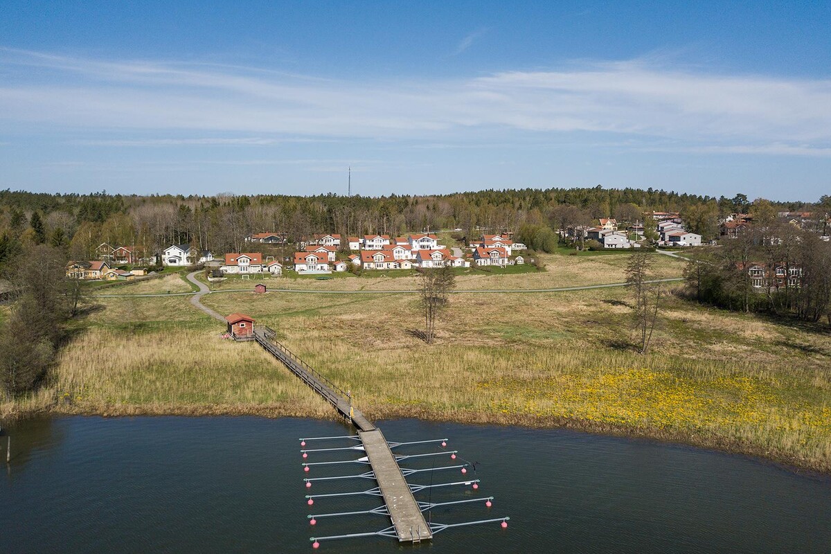 Lillängsvägen 11 ligger närmast vattnet