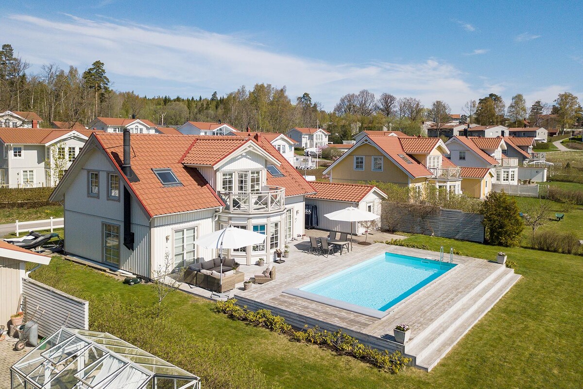 Påkostad pool med generöst trädäck