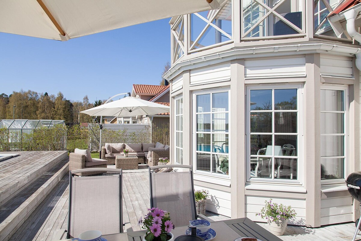 Uteplats med sjöutsikt i rakt söderläge