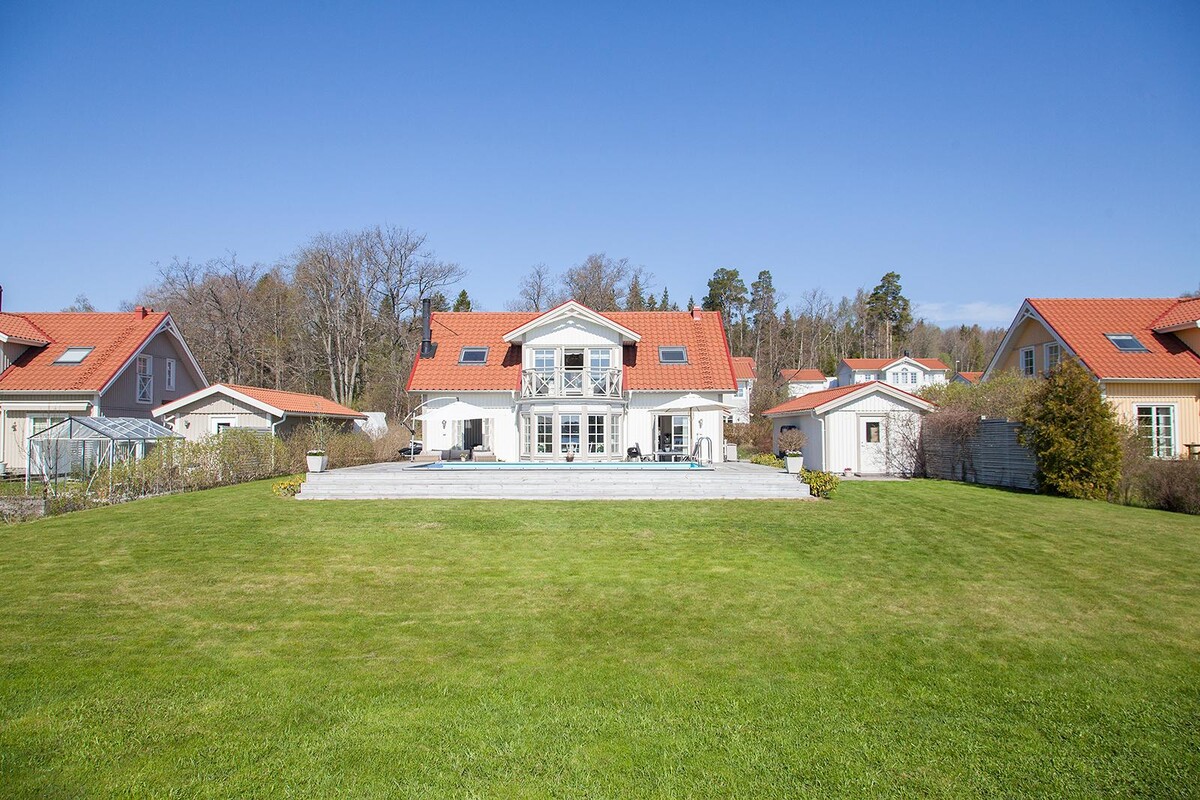 Plan lekvänlig gräsmatta