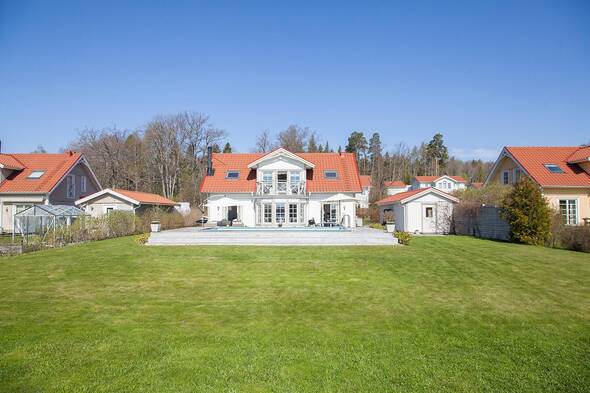 Plan lekvänlig gräsmatta