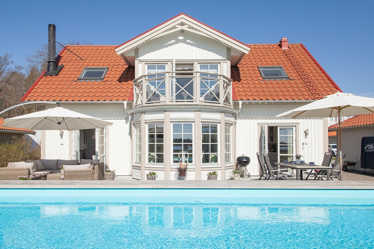 Villa med båtplats, sjöutsikt och pool