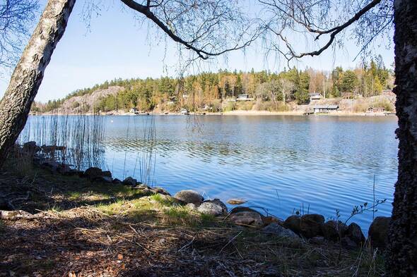 Mitt emot ligger Stor Saxaren