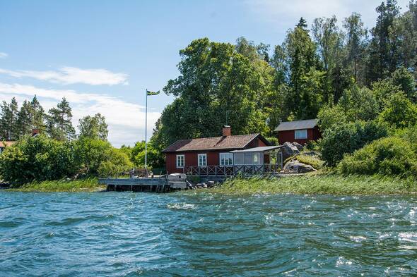 Bakom stora huset syns gäststugan