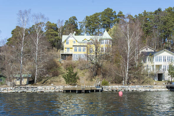 Stort hus och rejäl brygga