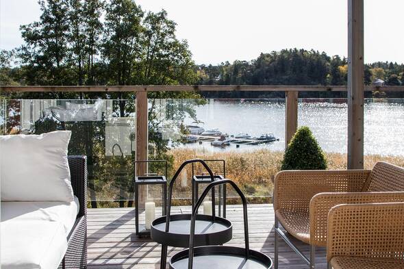 Soliga altaner med sjöutsikt