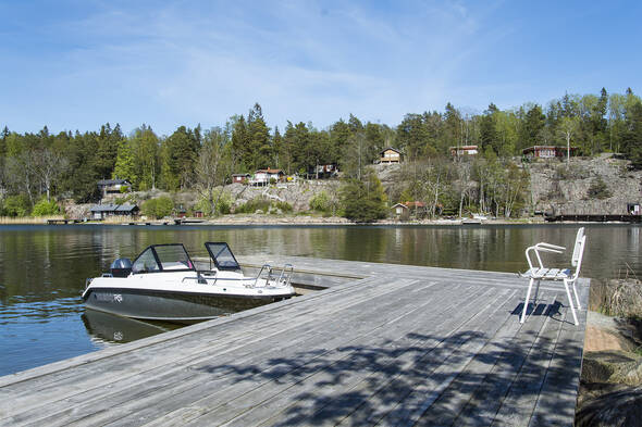Brygga med plats för både båtar och umgänge