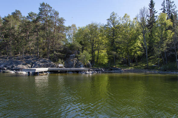 Sjötomt på Lilla Saxaren med läng strandlinje