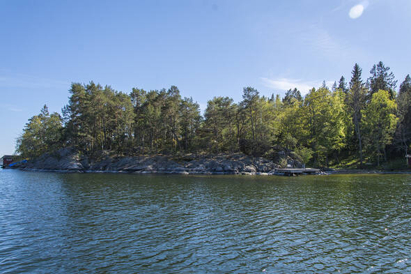Inne i viken är en sandstrand