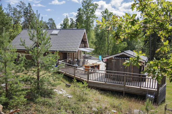 Huset smälter in i naturen