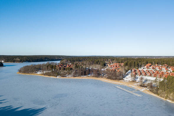 Lugna vatten runt Kullön.