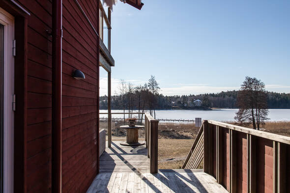 Altanen sträcker sig runt hörnet