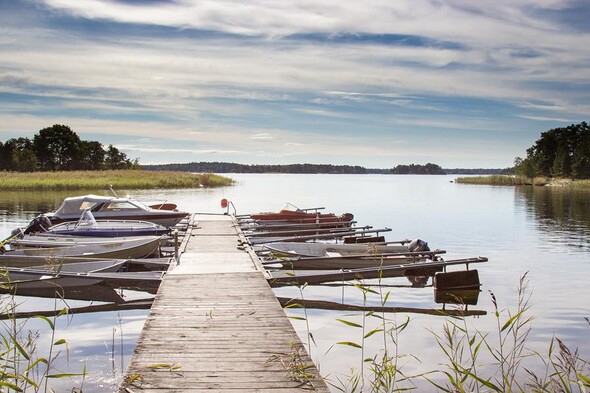 Två båtplatser ingår, både här i Gårdsviken samt vid Strömsundet