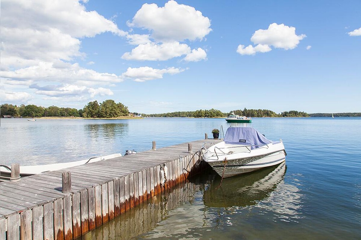 Med egna båten tar det bara några minuter till ön från Högmarsö där bil- och båtplats medföljer
