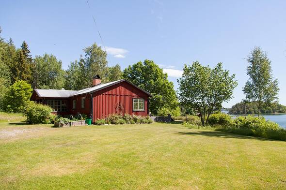 Plan fin tomt med soligt högt läge