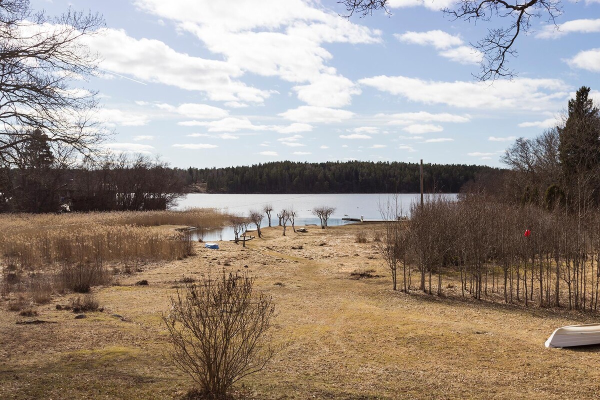 Gränsande i väster mot midsommaräng