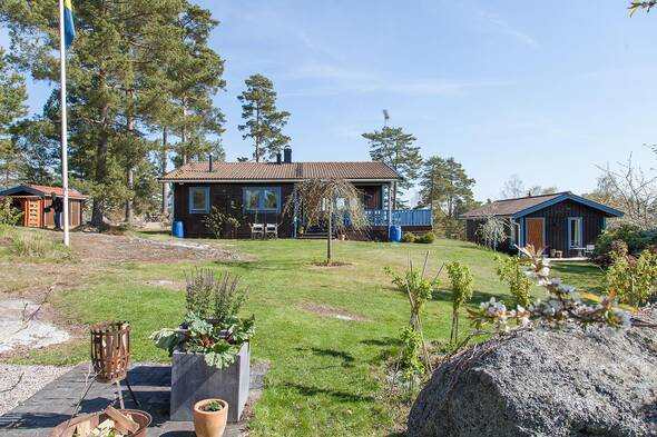 Huvudbyggnad och gästhus att nyttja året om