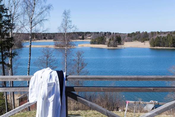 Underbar utsikt över skyddad vik med klart vatten