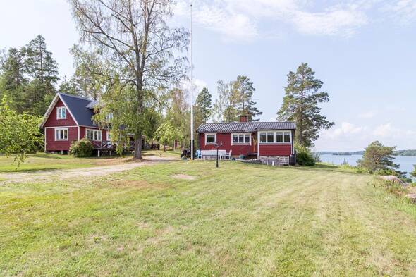 Stor härlog tomt och två bra bostadshus