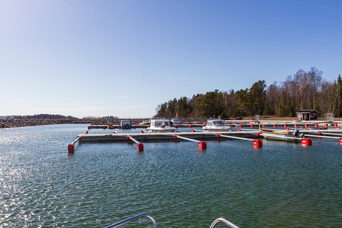 Båt- och bilplats på Bromskär