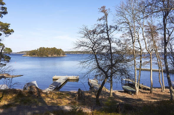 Det tar bara några minuter att gå till stranden och bryggan