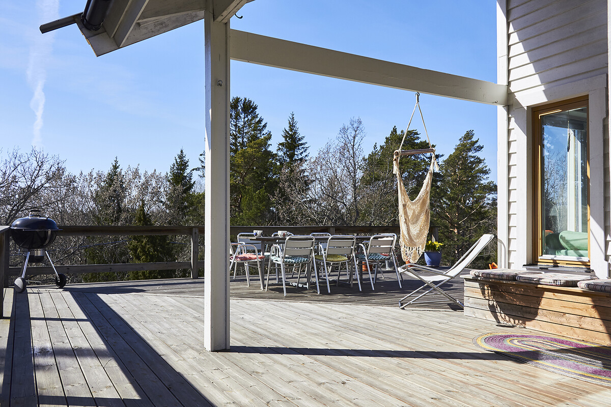 Ena del av altanen är under tak