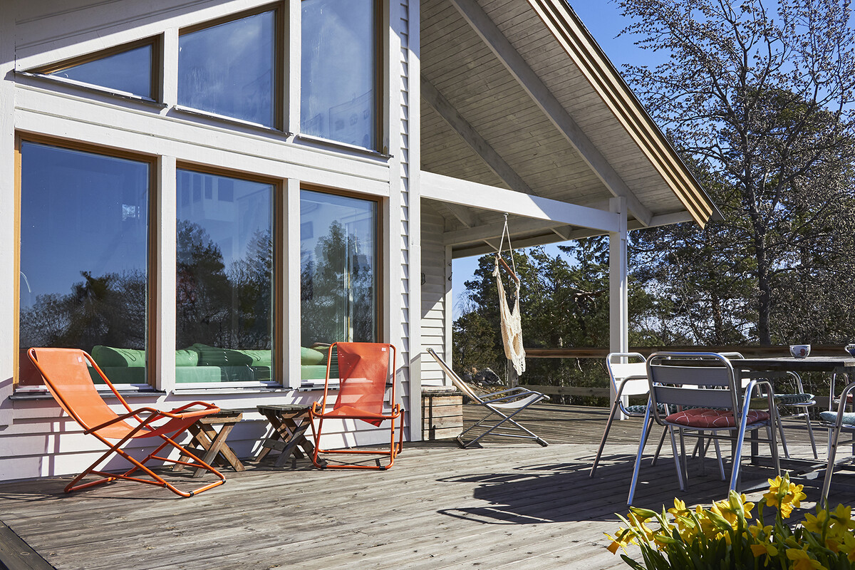 Altanen används flitigt. Här är sol från morgon till kväll