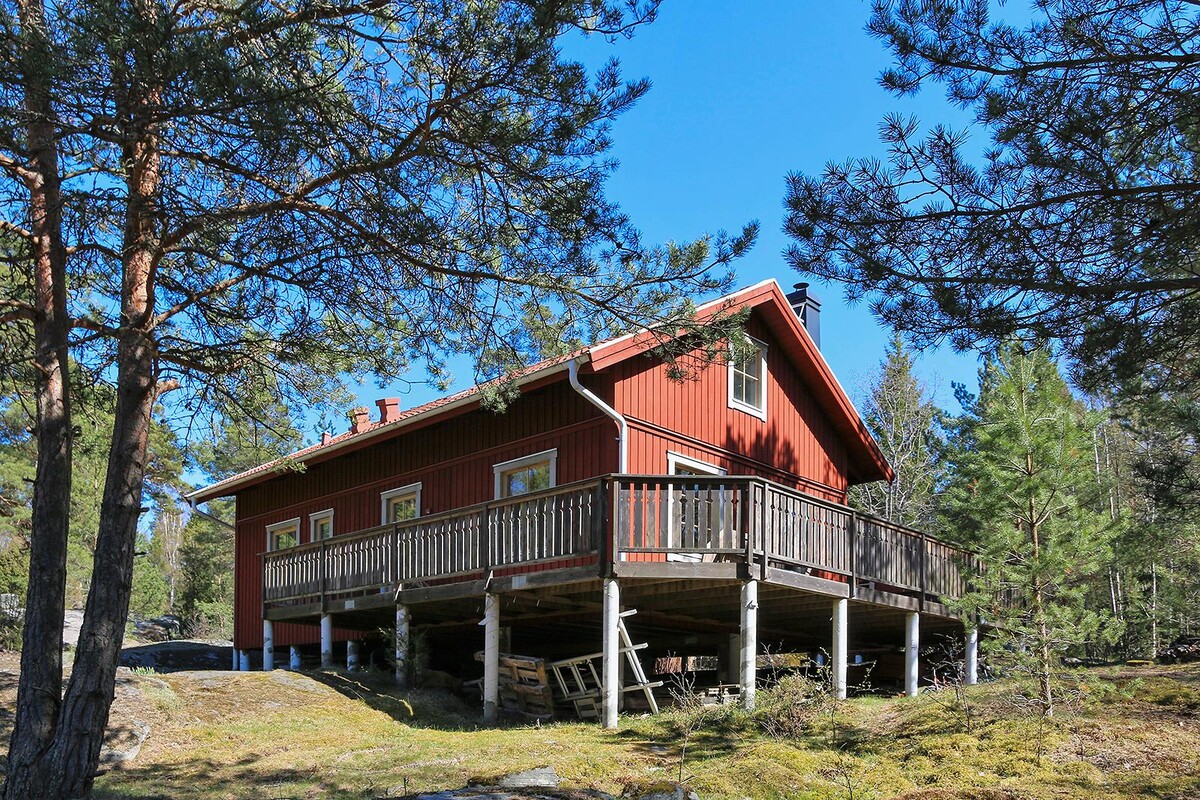 Stor härlig altan omgärdar huset