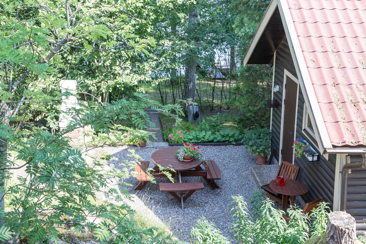 Gästhus med bryggan nedanför