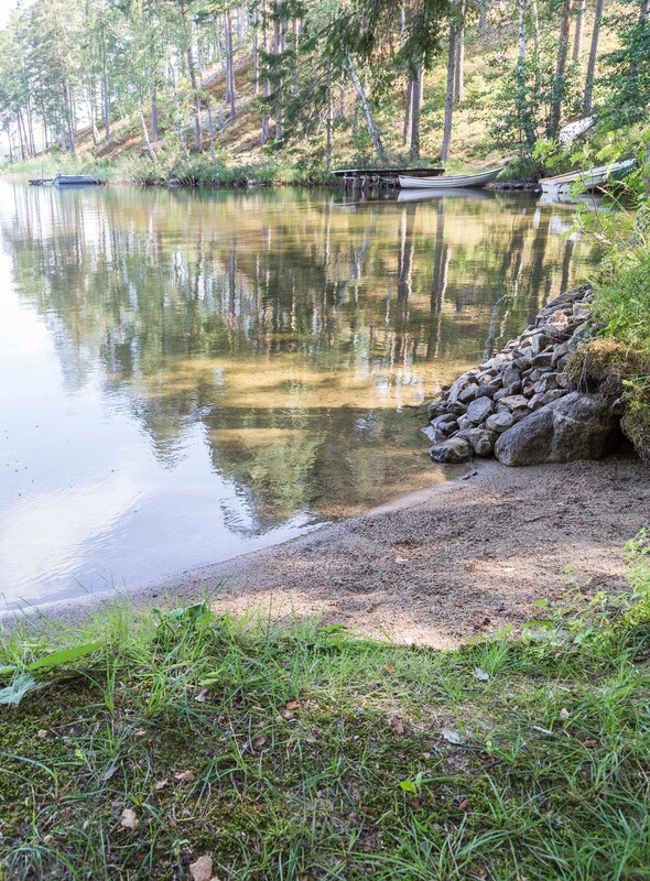 Liten strand intill bryggan
