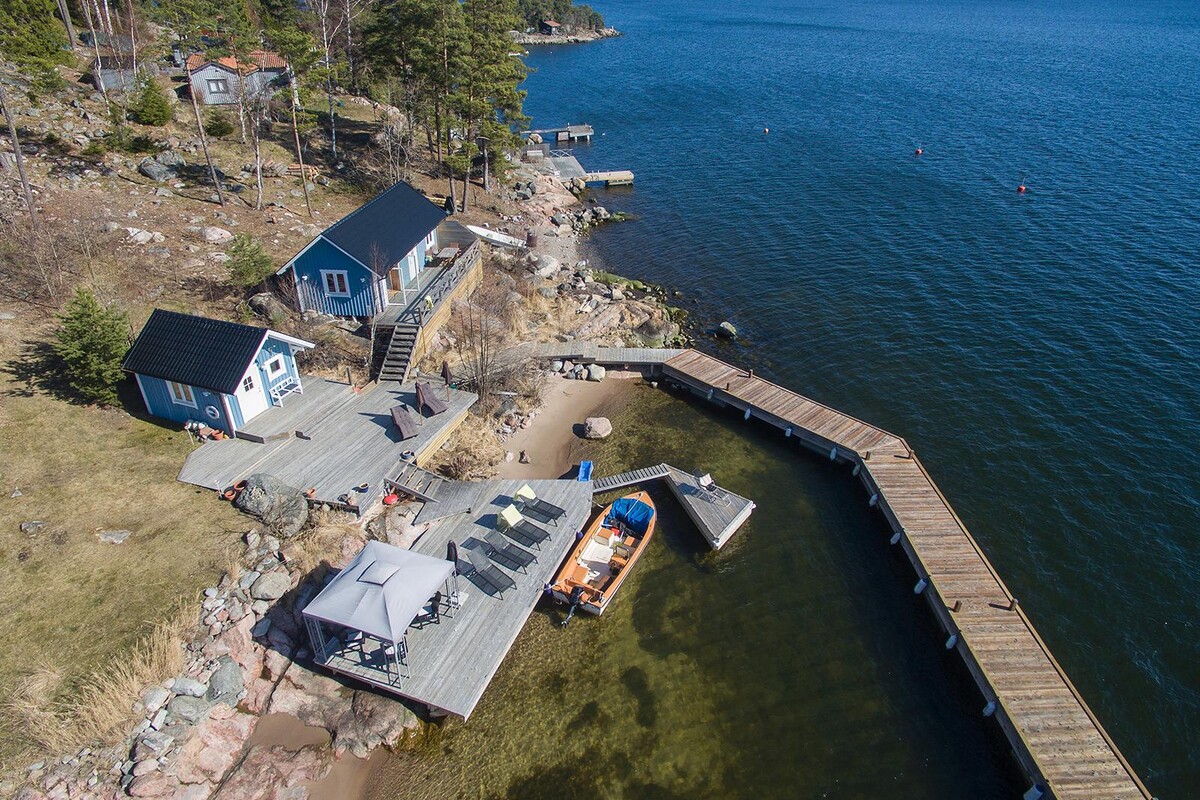 Rejäl brygga mot vacker strand