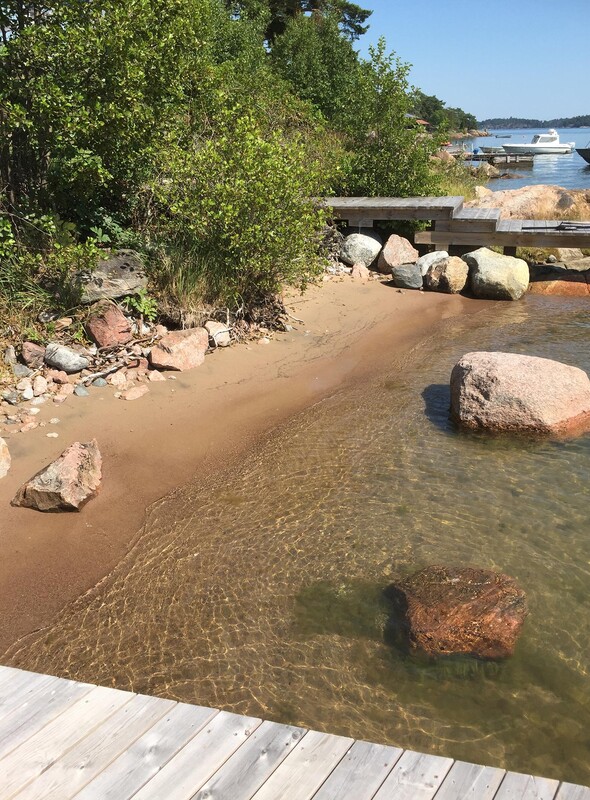 Sandstrand mellan bryggorna