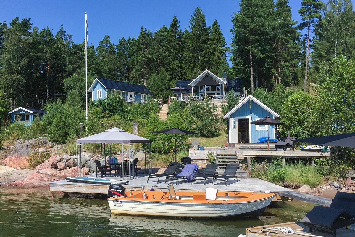 Plats för många båtar vid flera bryggor