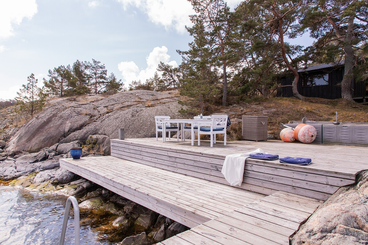 Vedeldad bastu ovanför hamnen