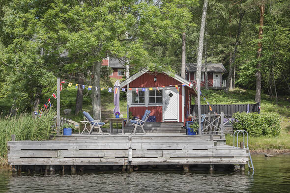 Sjöställe med sjöstuga, gästhus, stora huset och förråd