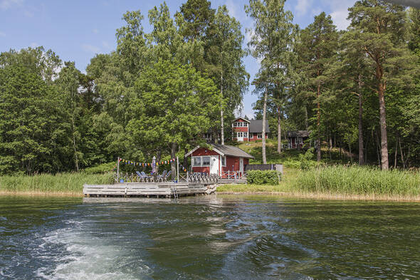 Södervänd sjötomt på Svartsö