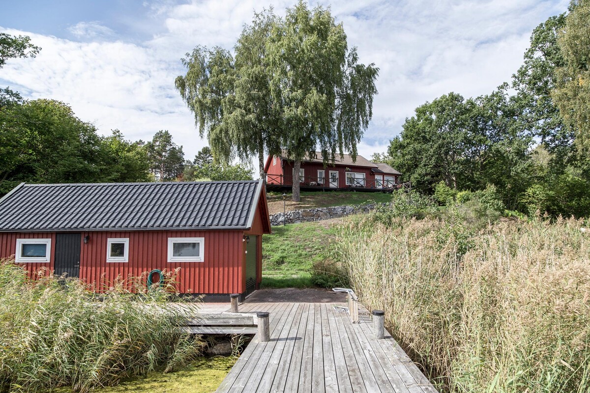 Brygga och sjöstuga