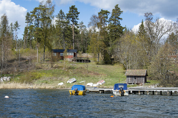 Svårslaget läget på Svartsö nära affär, Waxholmsbåt och bad