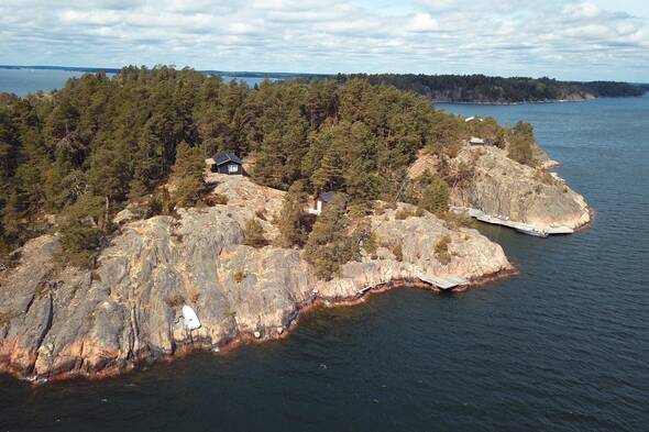Högt och fritt läge med utikt över skärgård och båtar