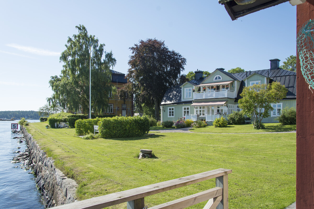 Från föreningens badbrygga är det inte många steg till uteplatsen och en morgonkaffe