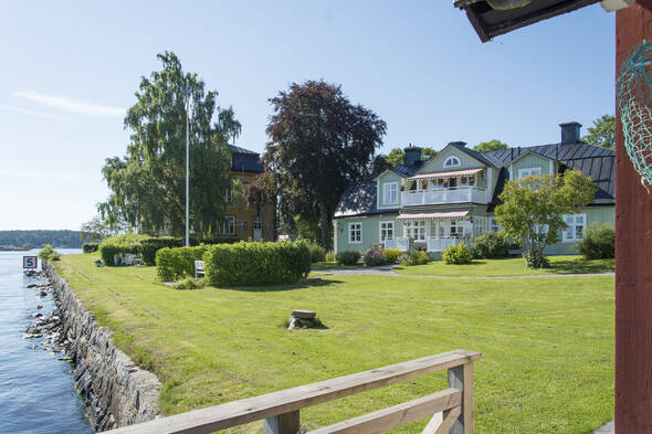 Från föreningens badbrygga är det inte många steg till uteplatsen och en morgonkaffe