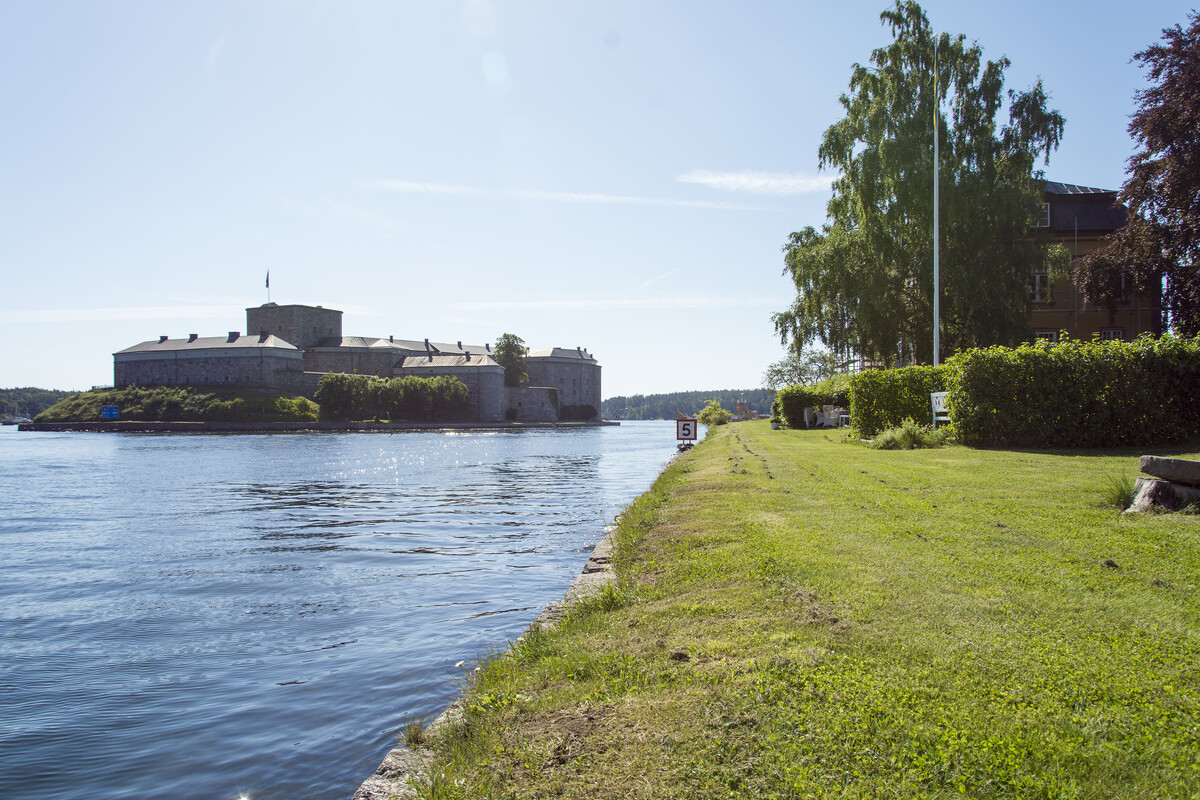Mysig vy mot Kastellet som på kvällarna är fasadbelyst