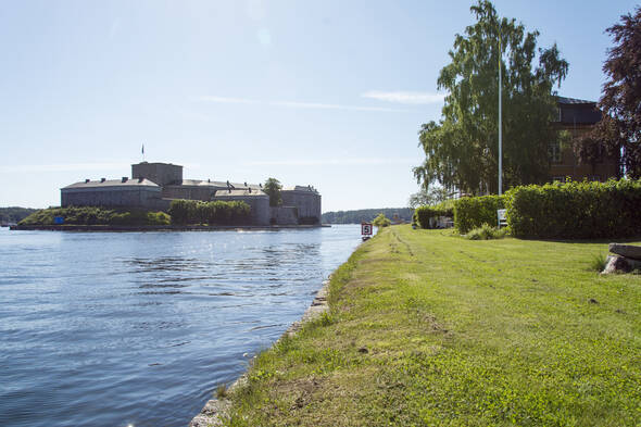 Mysig vy mot Kastellet som på kvällarna är fasadbelyst