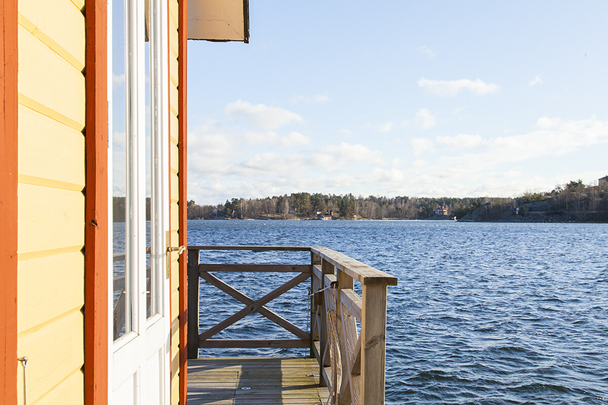 Från badhuset finns en badstege. Badhuset går också att låna för sammankomster
