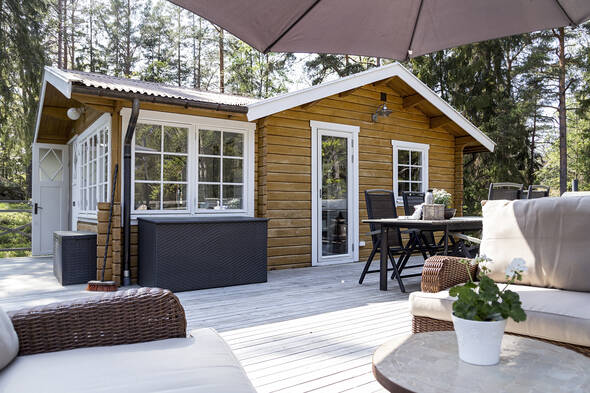 Timmerhus med stor altan och ljus inredning. Bara någon minut ner till båtbrygga och strand